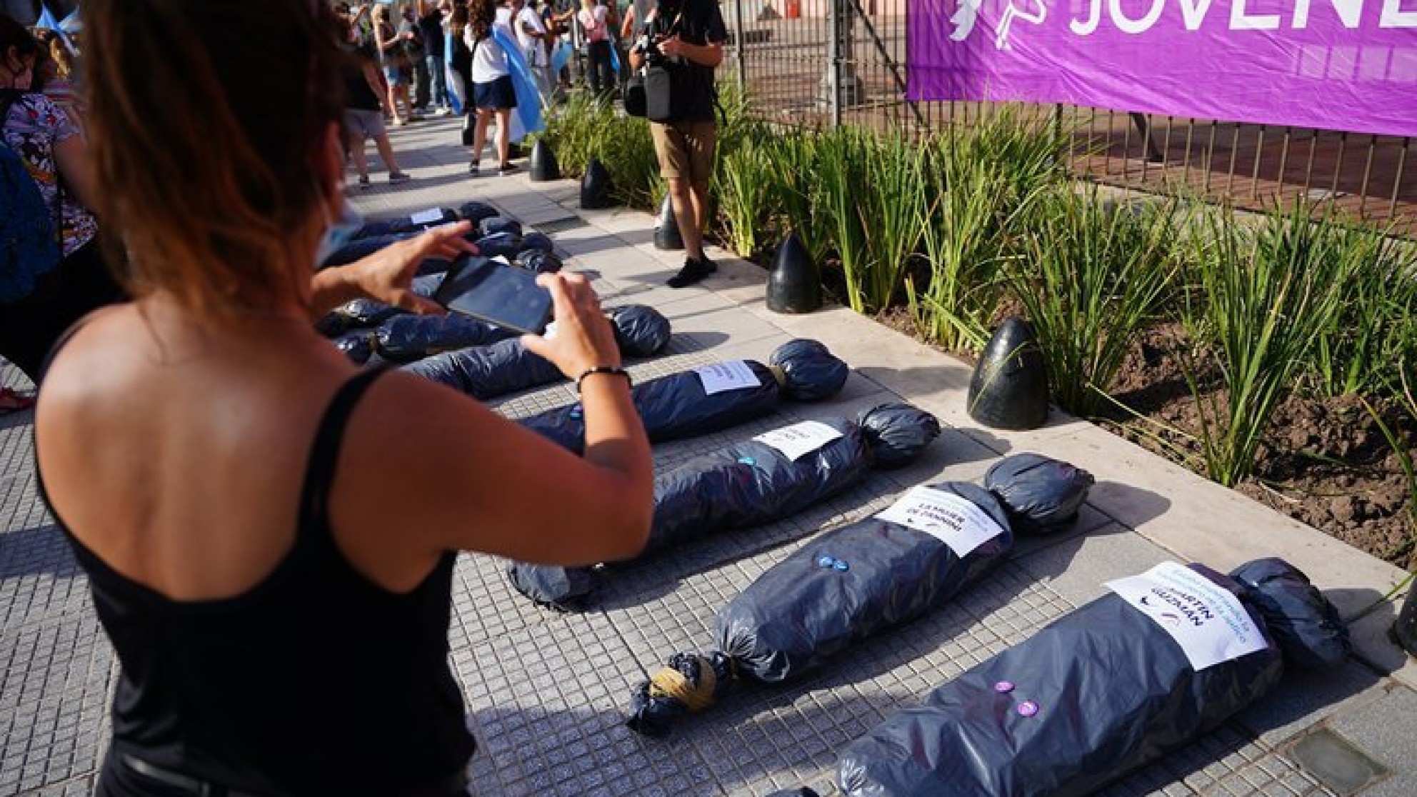 El Presidente dijo que “la forma” de manifestarse “no puede ser exhibir” bolsas mortuorias